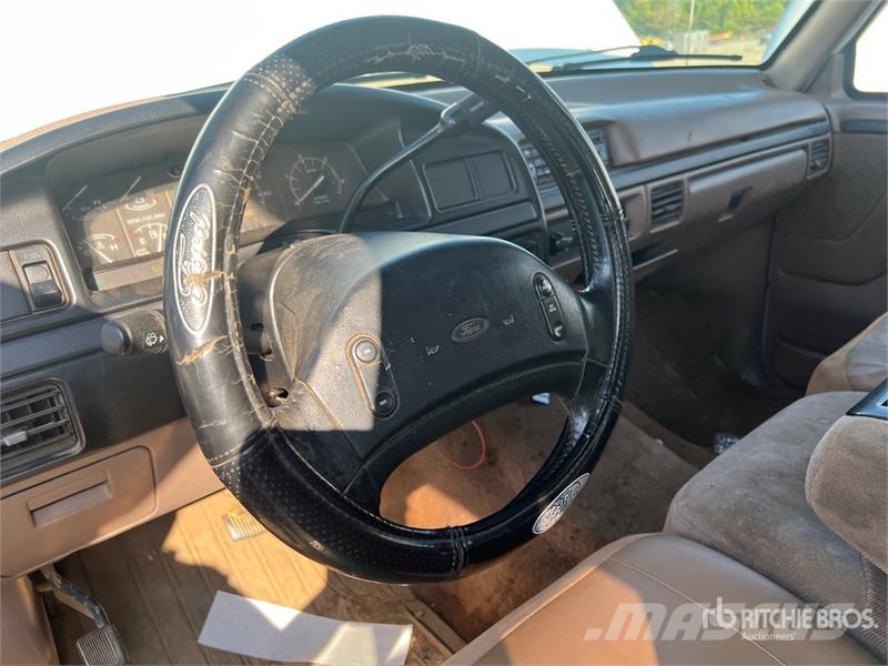 Ford F-350 XLT 4x2 Crew Cab Pickup Інше