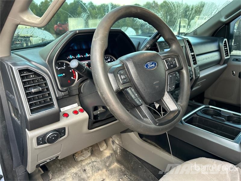 Ford F-350 XLT 4x4 Crew Cab Pickup Other