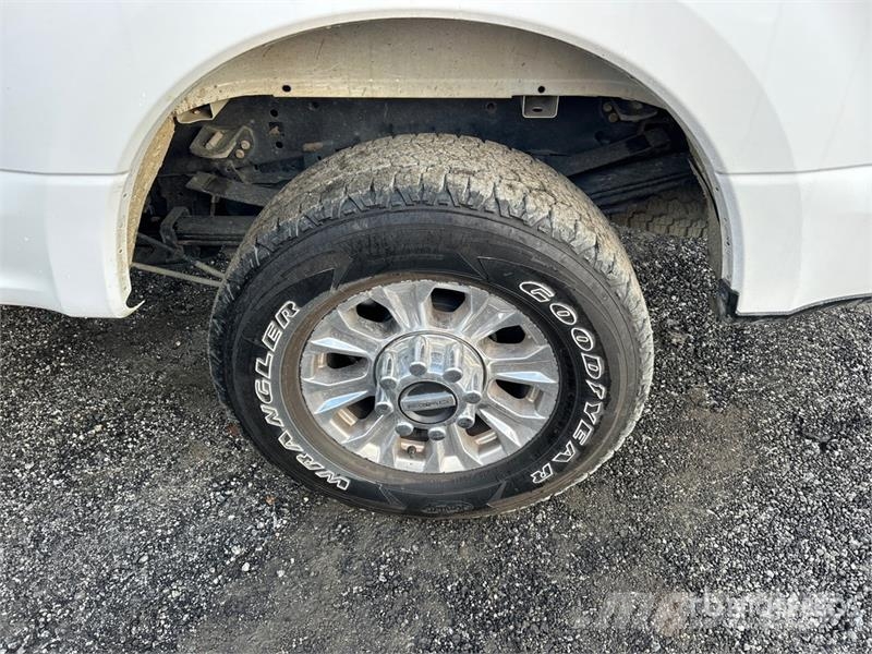 Ford F-350 XLT 4x4 Crew Cab Pickup Other