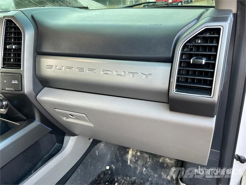 Ford F-350 XLT 4x4 Crew Cab Pickup Other