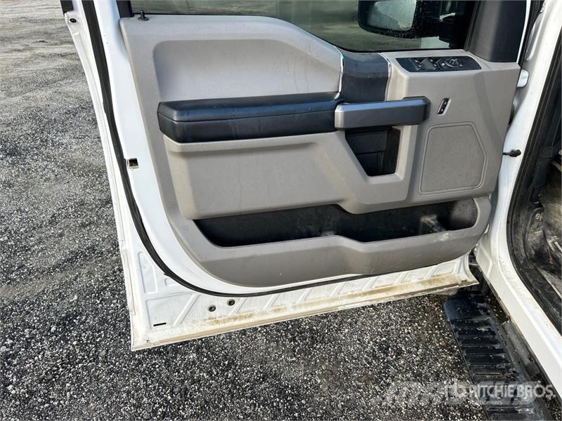 Ford F-350 XLT 4x4 Crew Cab Pickup Other