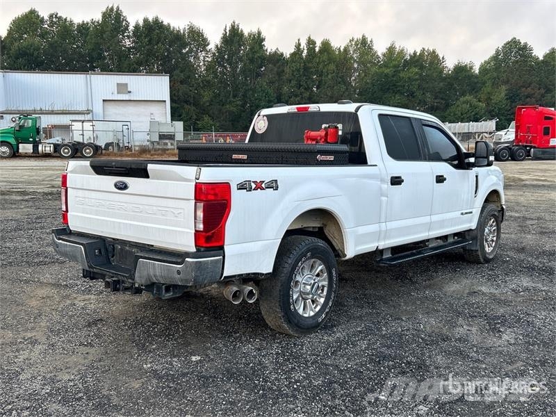 Ford F-350 XLT 4x4 Crew Cab Pickup Other