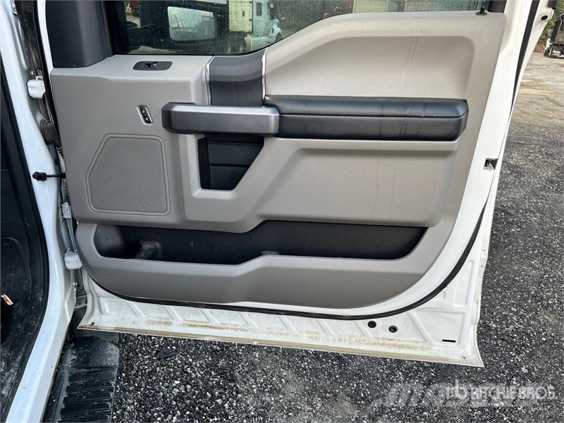 Ford F-350 XLT 4x4 Crew Cab Pickup Other