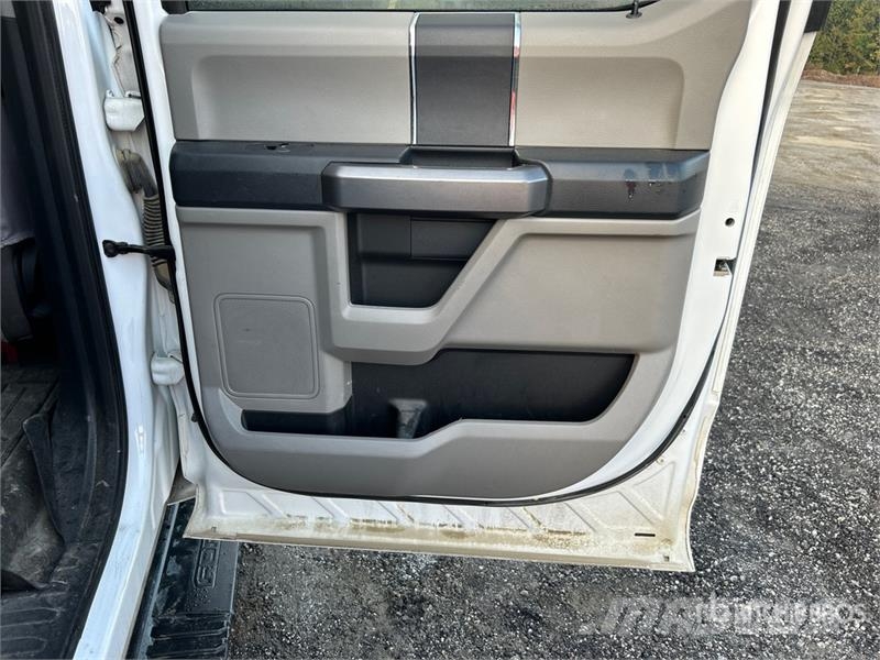 Ford F-350 XLT 4x4 Crew Cab Pickup Other