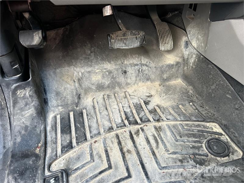 Ford F-350 XLT 4x4 Crew Cab Pickup Other