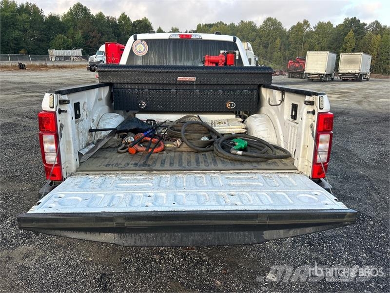 Ford F-350 XLT 4x4 Crew Cab Pickup Other