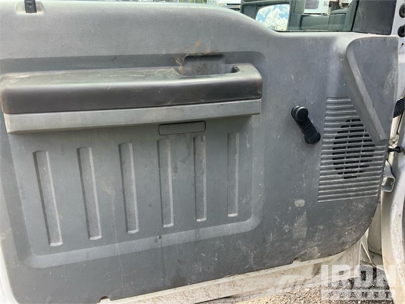 Ford F-450 Pritschenwagen/Pritschenwagen mit Seitenklappe