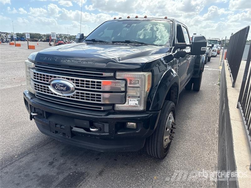 Ford F-450 4x4 Crew Cab Pickup أخرى