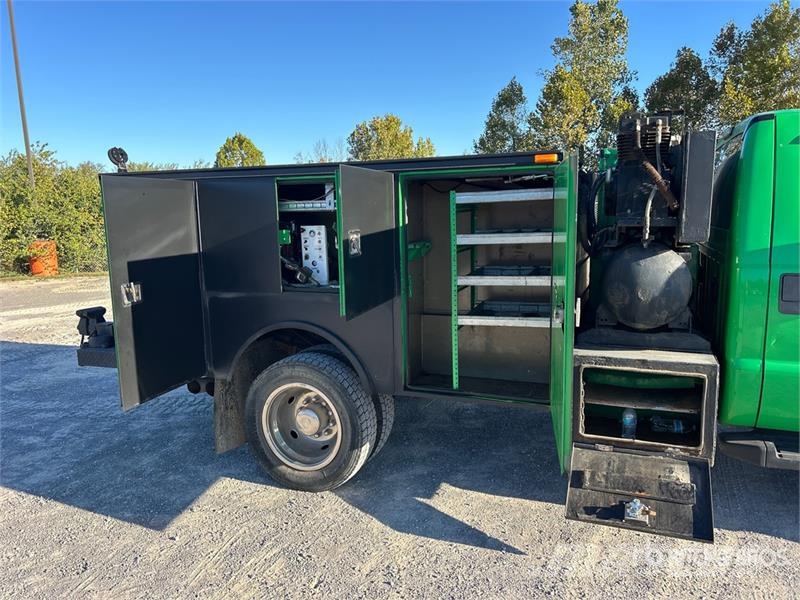 Ford F-450 4x4 Utility Truck Caja abierta/laterales abatibles