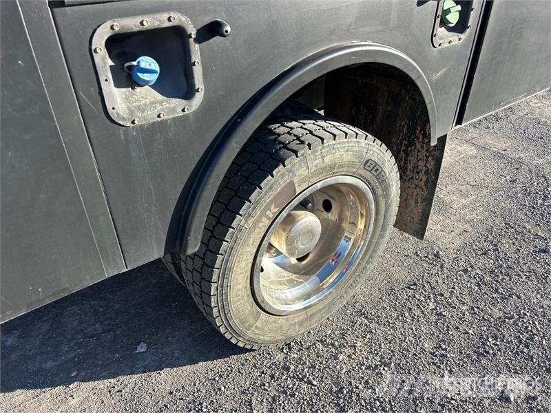 Ford F-450 4x4 Utility Truck Caja abierta/laterales abatibles