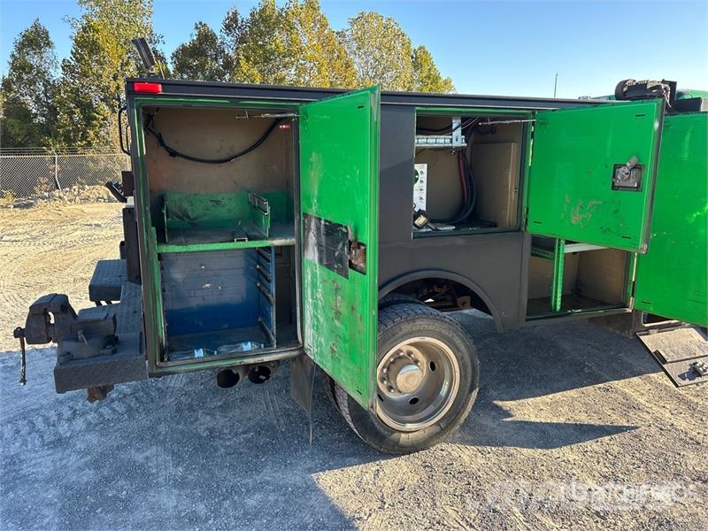 Ford F-450 4x4 Utility Truck Caja abierta/laterales abatibles