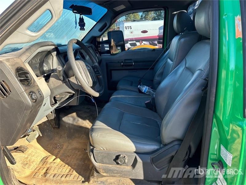 Ford F-450 4x4 Utility Truck Caja abierta/laterales abatibles