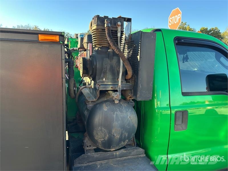 Ford F-450 4x4 Utility Truck Caja abierta/laterales abatibles