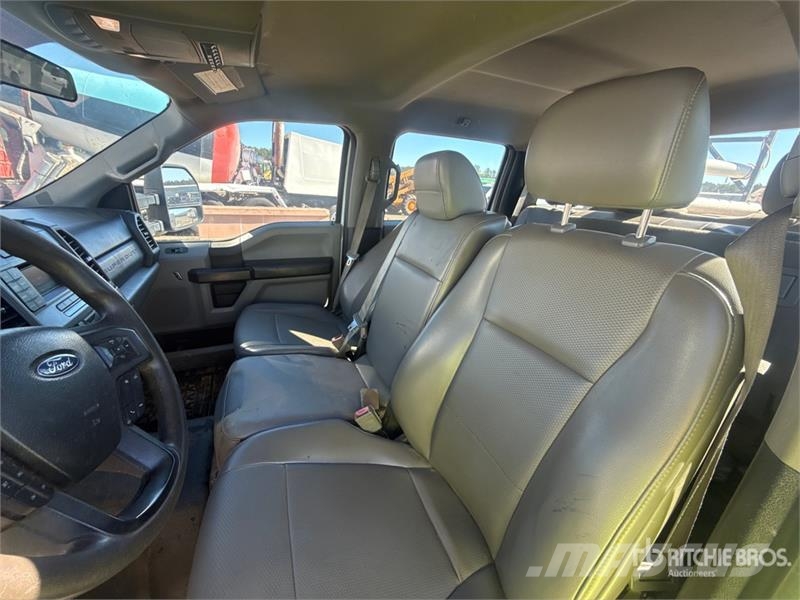 Ford F-450 XL 4x2 Crew Cab Utility Truck Pickup/Sideaflæsning