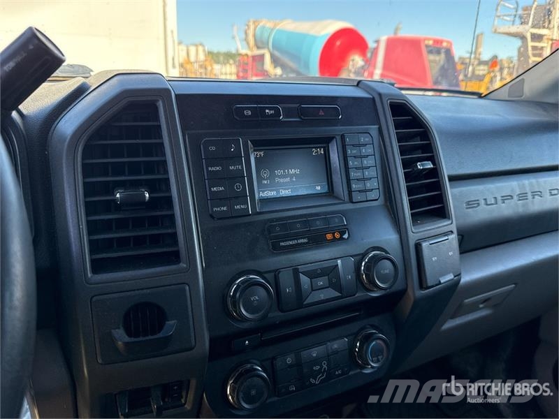 Ford F-450 XL 4x2 Crew Cab Utility Truck Pickup/Sideaflæsning