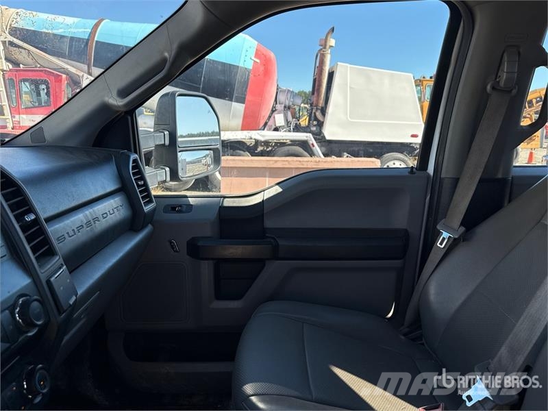 Ford F-450 XL 4x2 Crew Cab Utility Truck Pickup/Sideaflæsning