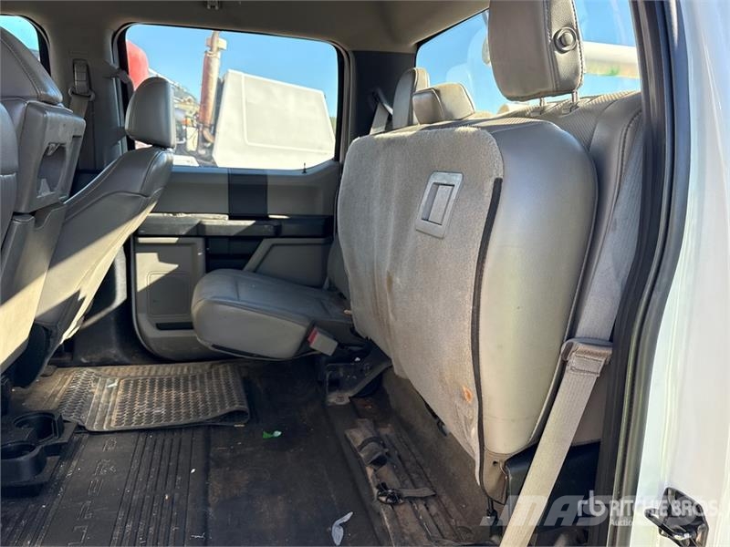 Ford F-450 XL 4x2 Crew Cab Utility Truck Pickup/Sideaflæsning