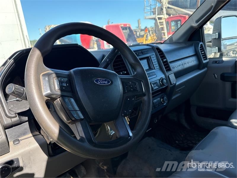 Ford F-450 XL 4x2 Crew Cab Utility Truck Pickup/Sideaflæsning