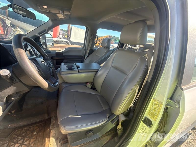 Ford F-450 XL 4x2 Crew Cab Utility Truck Pickup/Sideaflæsning