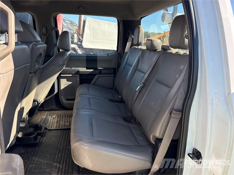 Ford F-450 XL 4x2 Crew Cab Utility Truck Pickup/Sideaflæsning