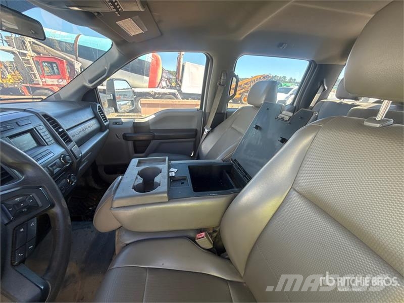 Ford F-450 XL 4x2 Crew Cab Utility Truck Pickup/Sideaflæsning