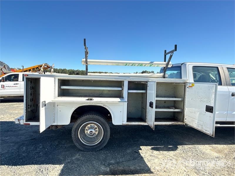 Ford F-450 XL 4x2 Crew Cab Utility Truck Pickup/Sideaflæsning
