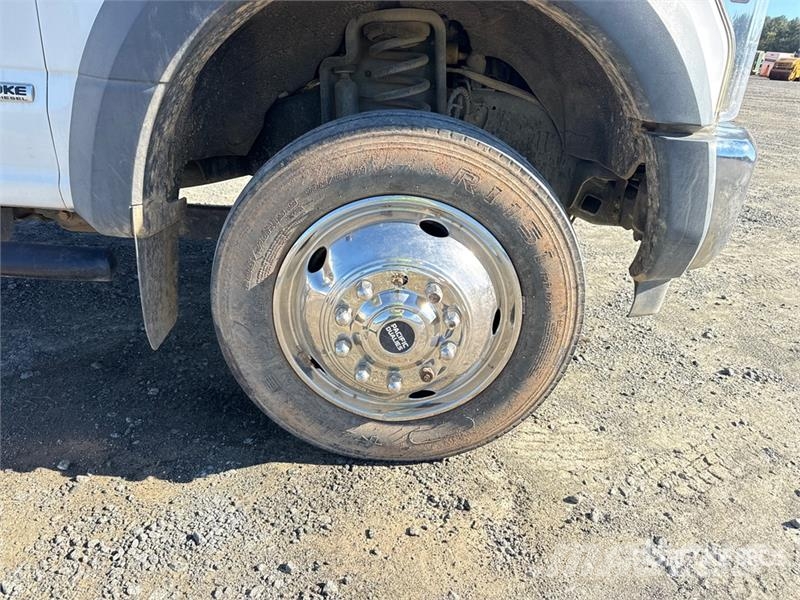 Ford F-450 XL 4x2 Crew Cab Utility Truck Pickup/Sideaflæsning