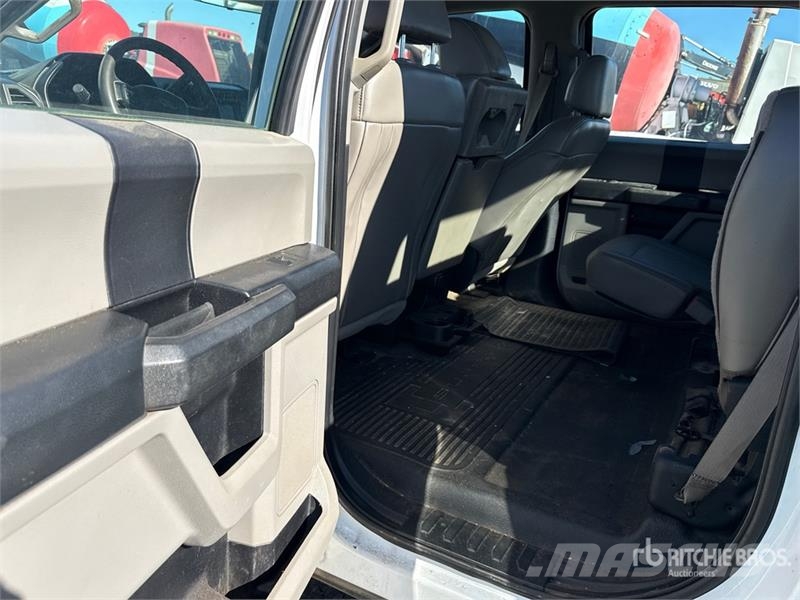 Ford F-450 XL 4x2 Crew Cab Utility Truck Pickup/Sideaflæsning