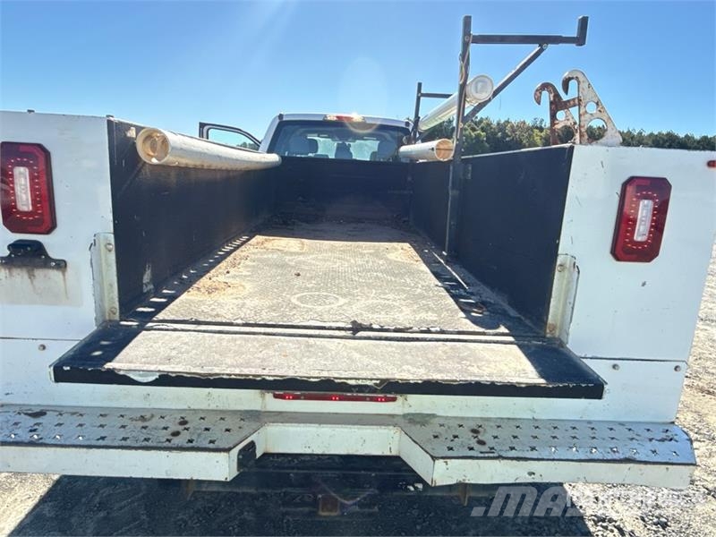 Ford F-450 XL 4x2 Crew Cab Utility Truck Pickup/Sideaflæsning
