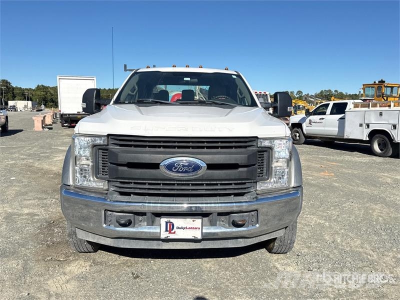 Ford F-450 XL 4x2 Crew Cab Utility Truck Pickup/Sideaflæsning