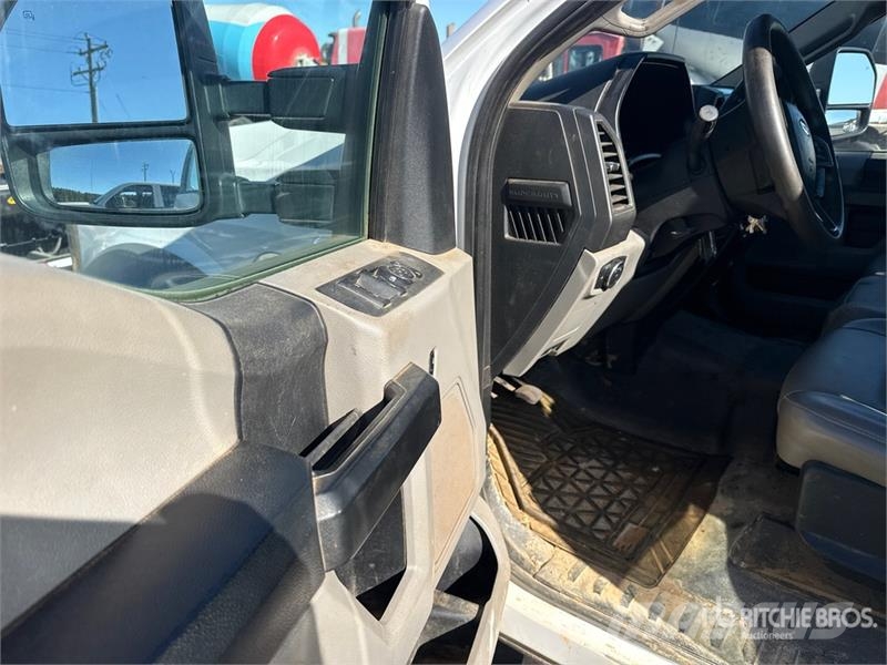 Ford F-450 XL 4x2 Crew Cab Utility Truck Pickup/Sideaflæsning