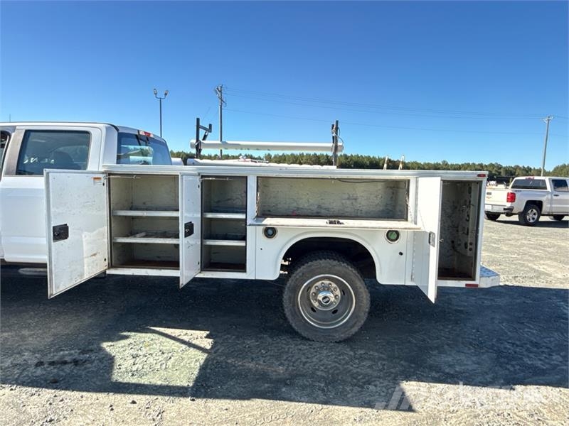 Ford F-450 XL 4x2 Crew Cab Utility Truck Pickup/Sideaflæsning