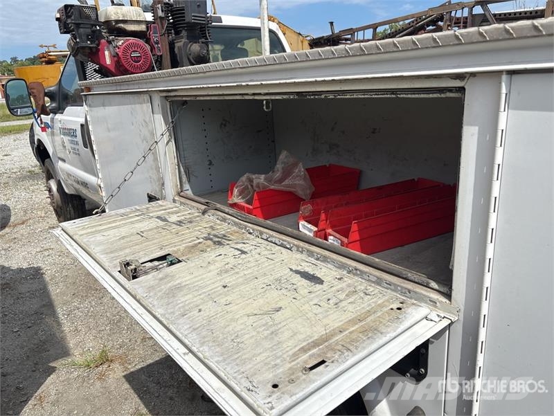 Ford F-450 XL 4x2 Utility Truck (Inoperable) Pick up/Dropside