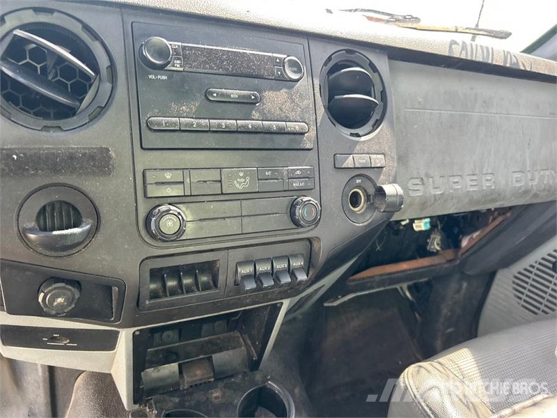 Ford F-450 XL 4x2 Van Truck (Inoperable) Sanduk kamioni
