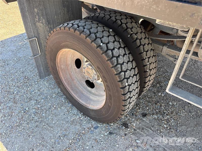 Ford F-550 Platformas/izkraušana no sāniem