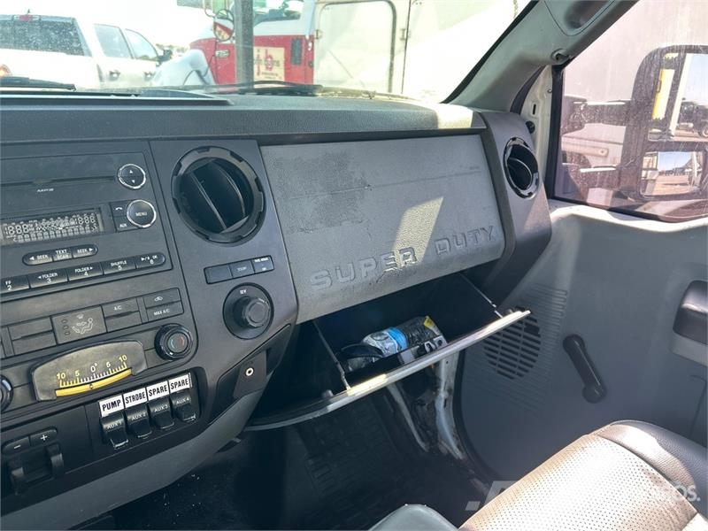 Ford F-550 Teherautóra szerelt emelők és állványok