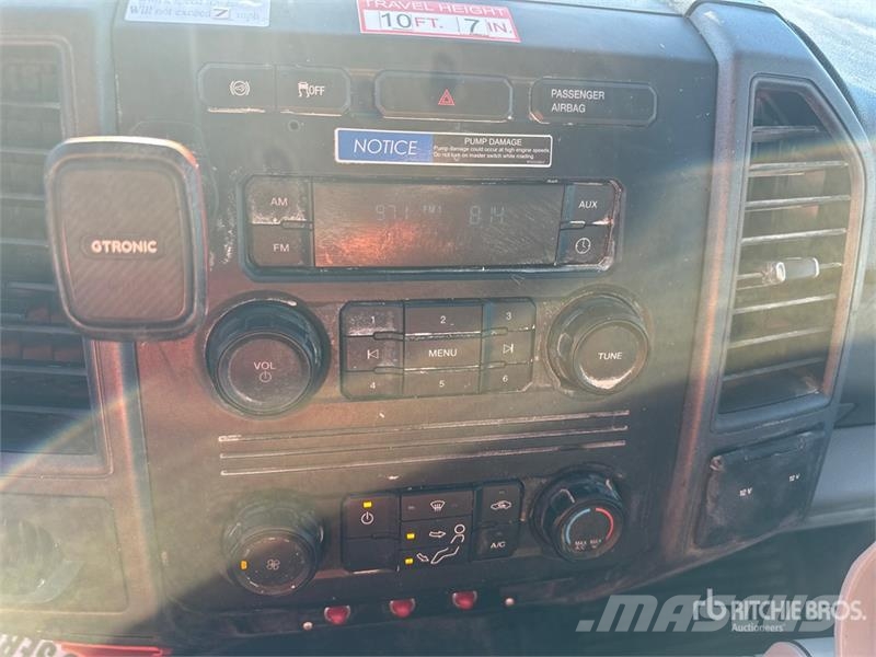 Ford F-550 卡車裝載高空作業車