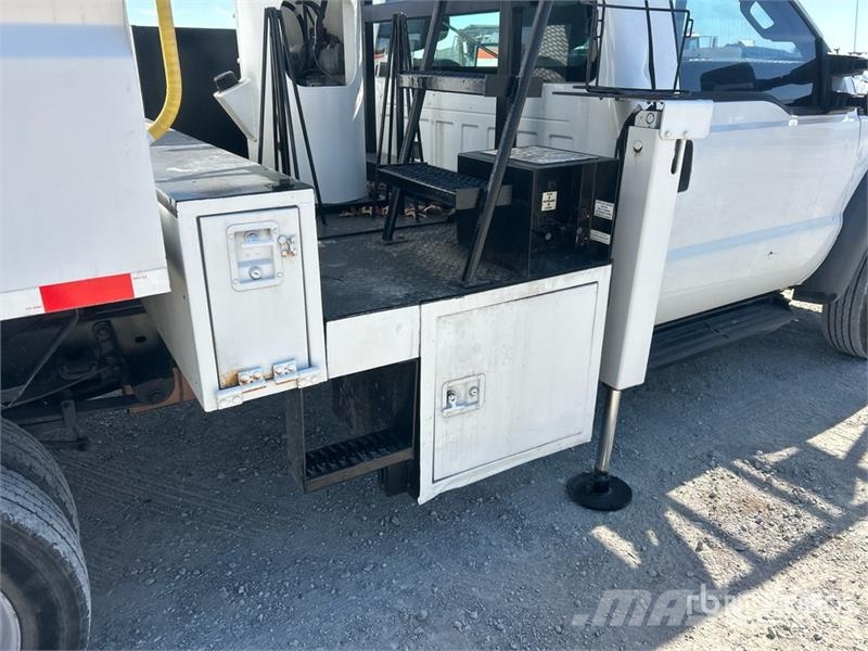 Ford F-550 Teherautóra szerelt emelők és állványok