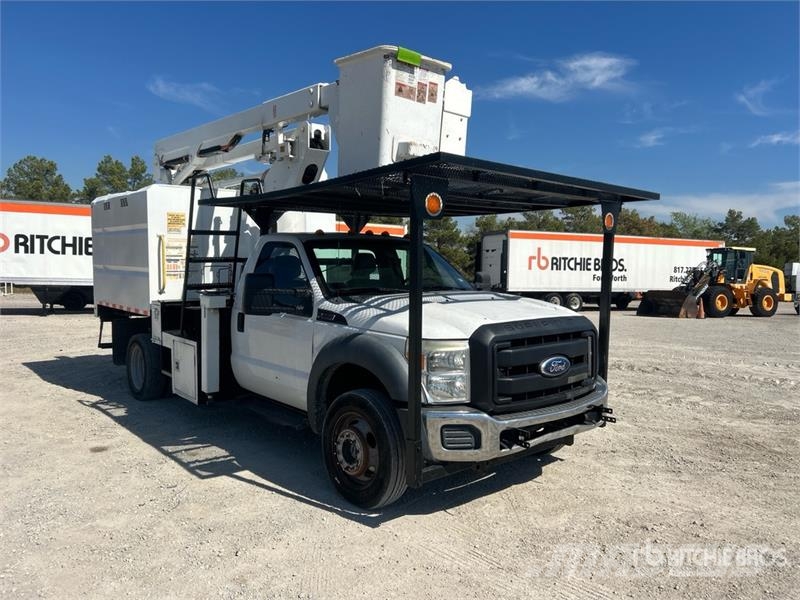 Ford F-550 Teherautóra szerelt emelők és állványok