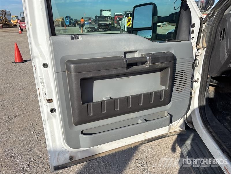 Ford F-550 Auto korvtõstukid