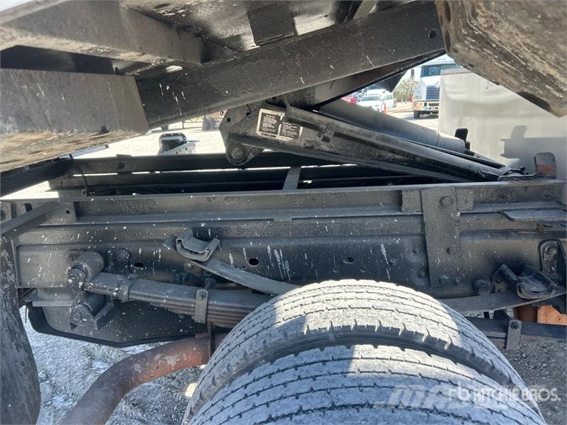Ford F-550 Teherautóra szerelt emelők és állványok