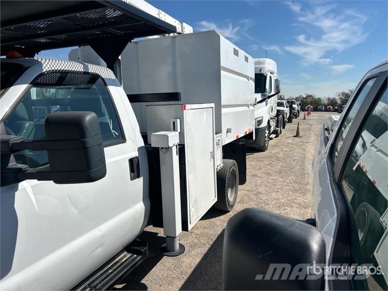 Ford F-550 Teherautóra szerelt emelők és állványok