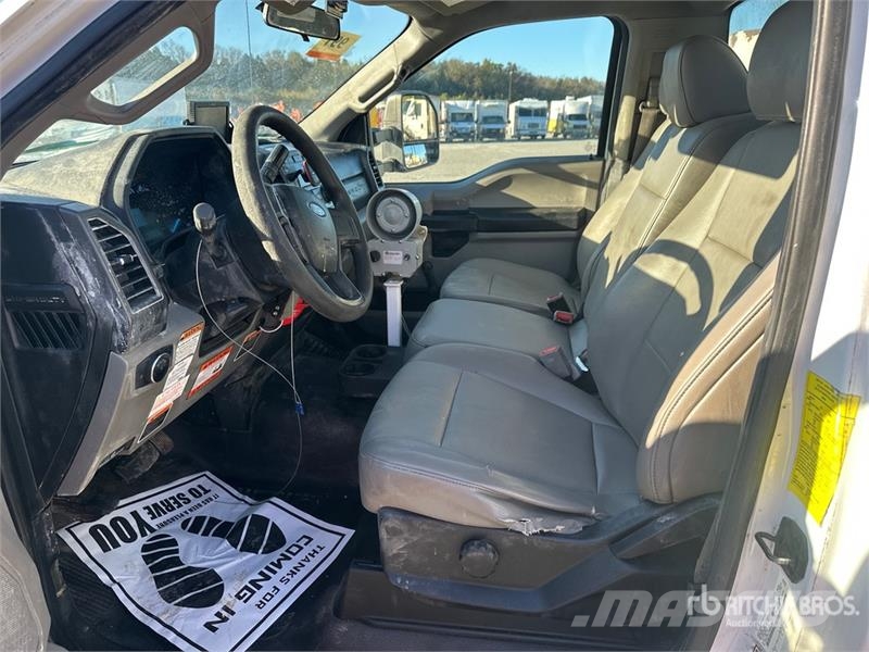 Ford F-550 卡車裝載高空作業車