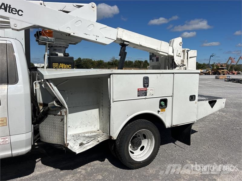 Ford F-550 Plataformas aéreas montadas em caminhão