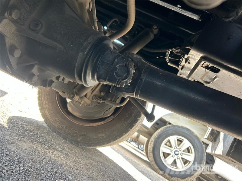 Ford F-550 Teherautóra szerelt emelők és állványok