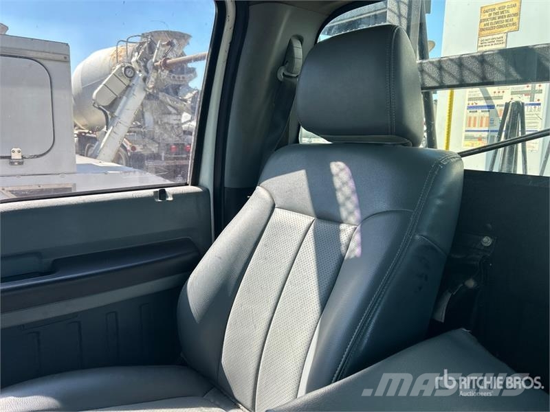 Ford F-550 Teherautóra szerelt emelők és állványok