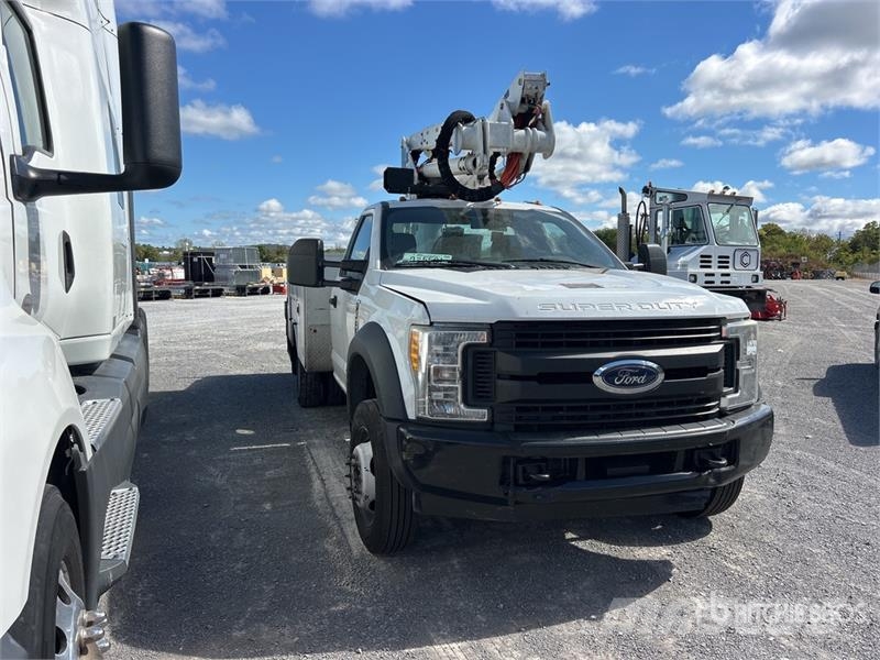 Ford F-550 Plataformas aéreas montadas em caminhão
