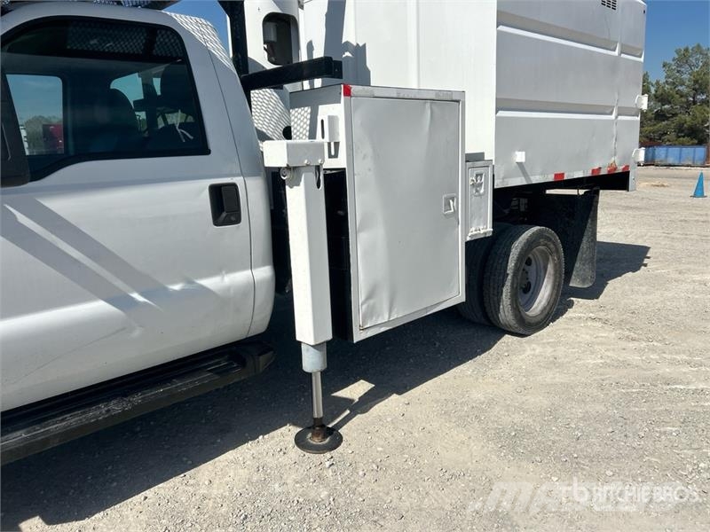 Ford F-550 Teherautóra szerelt emelők és állványok