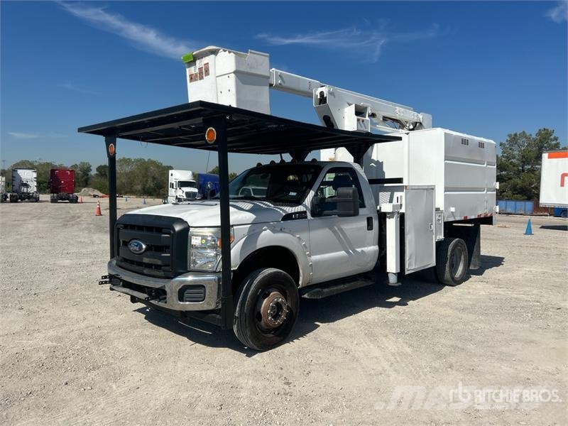 Ford F-550 Teherautóra szerelt emelők és állványok