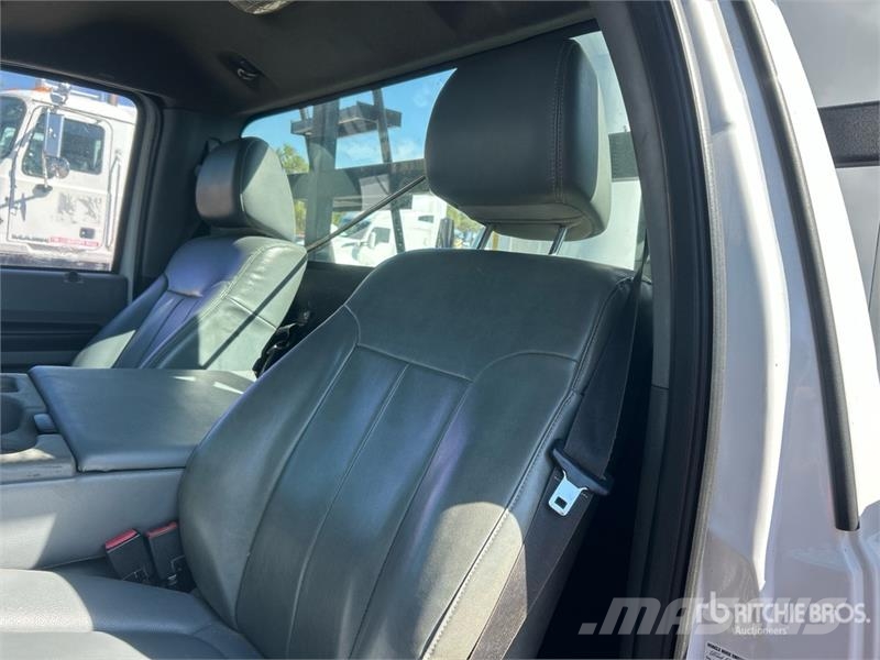 Ford F-550 Teherautóra szerelt emelők és állványok